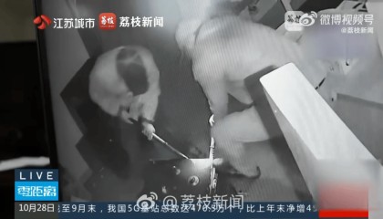 两男子从保险柜内盗走64万元,因留下几滴汗被警方识破身份,获刑超10年