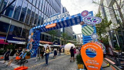 神州涌动开放潮 国庆红铺展新图景