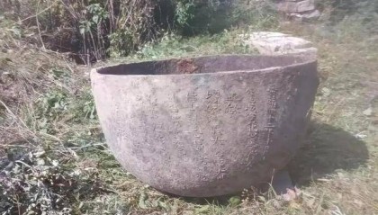 驴友爬大同殿山发现4个疑似佛磬老物件:刻有“嘉靖四十二年”等铭文,已移交文保部门