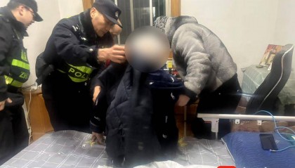 深夜地板敲击声牵动人心,警民联手救助八旬老人