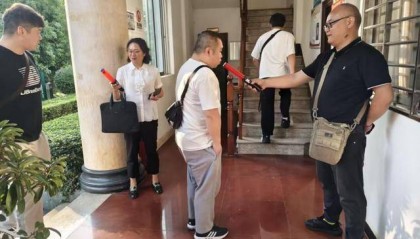 云南多地突查公职人员违规饮酒:公安局门口开展酒精吹气测试