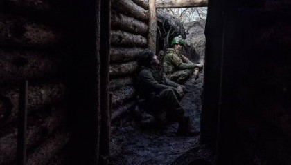 “屠村行动”打响!白人雇佣军扫射平民,临走给俄军留下一面旗帜