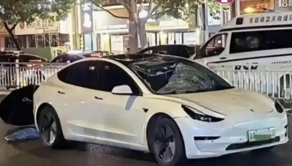 【紫牛头条】小伙求复合遭拒闹市超速撞死无辜一家三口,失独老夫妻患上重度抑郁症