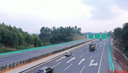 女子得知父亲病危情绪崩溃无法开车,高速公安见其车停应急车道主动当“代驾”