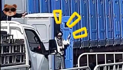 女子上移动厕所不料被带上了高速移动:开门瞬间懵了