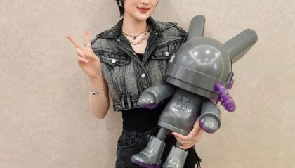 姚安娜被问到哈佛大学拒收国际生,微笑回应“还好毕业了”,此前曾以满分成绩考入哈佛大学