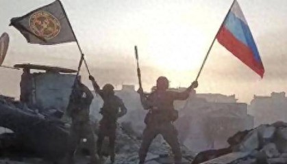 俄军敢死队突入红军城,乌军被打得手忙脚乱,泽连斯基面临“逼宫”局面