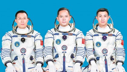 瞄准今天23时44分发射 神舟二十一号航天员乘组亮相