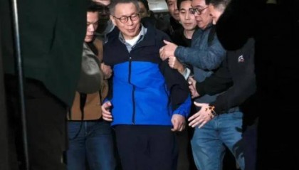 柯文哲绝处逢生,岛内高官突然集体“大逃亡”,邱毅罕见发文求救