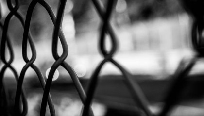 女孩因小说“涉黄”被捕,失业负债累累