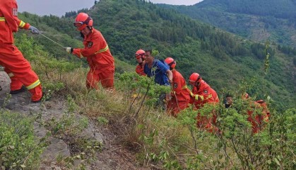 一人因登山摔伤腰部被困山底,淄博消防紧急救援