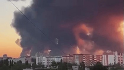 报复不隔夜!仅24小时,俄军炸碎阿塞拜疆投资,17个油罐被毁引发国际关注