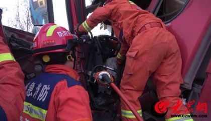 山东滨州:车辆驾驶室被挤压成“饼”司机被困 消防紧急救援