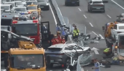 广州鹤洞大桥荔湾往海珠方向3辆小车发生碰撞,致早高峰交通拥堵