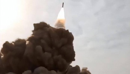 伊朗媒体发布画面:也门胡塞武装成功向以军事基地发射高超音速导弹