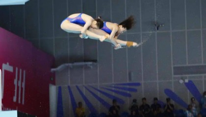 全红婵伤愈首秀夺冠！出战女子团体双人10米台，看台上都是为她加油的海报