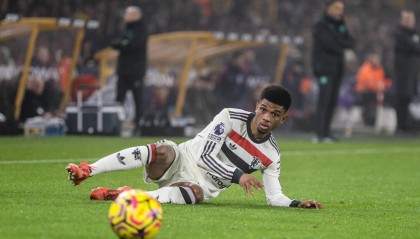 英超-B费染红奥纳纳再遭角球破门 曼联0-2狼队近5轮4负