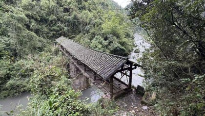 重庆孝子河一峡谷段水体呈灰黑色，当地通报：正排查源头