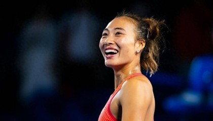 连场送蛋!郑钦文2-1击败费尔南德斯,连续3站打进巡回赛四强,半决赛将对阵施耐德
