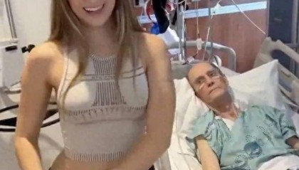 85岁富豪住院,22岁网红女友病床前兴奋热舞:遗嘱写了自己名