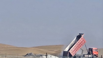 阿拉善左旗:部分化工业将疑似危废和工业固废随意倾倒填埋