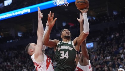 巴恩斯23分字母哥22分8板 猛龙主场大胜雄鹿