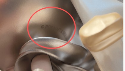 泡泡玛特新款盲盒印错字，“POP MART”被印为“POP MAET”