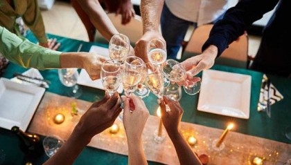 男子在公司年会上饮酒身亡,同事都没发现!谁该担责?法院判了