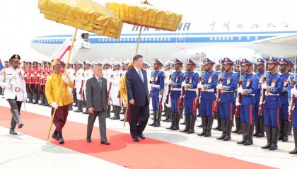 习近平抵达柬埔寨 西哈莫尼国王机场迎接