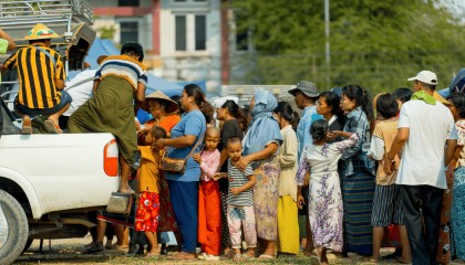 高清图集丨缅甸强震第五天的曼德勒:头顶是星空,大地上是孩子