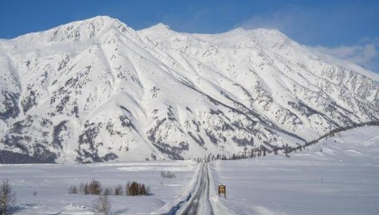 新疆喀纳斯景区遭遇降温降雪，道路仍处于管制状态