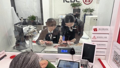 暖心服务 工行凉山商业街支行为老人兑换“火烧币”