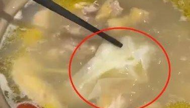 上海知名餐厅里吃出整张纸巾?顾客称“久煮不烂”,一查监控反转了!