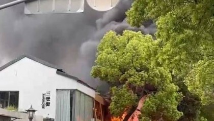 江苏常州一网红街区油车起火引燃附近店铺,有关部门:无人伤亡,火已扑灭