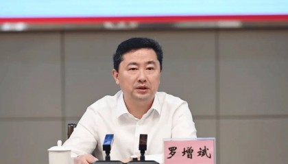 在海南省委常委、海口市委书记等职上,罗增斌非法收受他人财物,数额特别巨大
