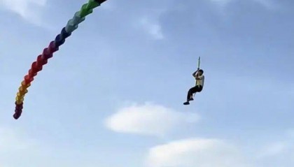 石家庄一巨型风筝带男子“飞上天”!目击者:十多人协作,最后男子安全落地