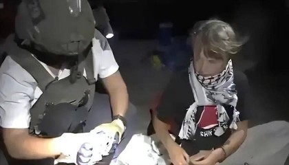 突发!以军抓扣“环保少女”,她所在船队遭袭!以军用高压水炮攻击,干扰船队通信后,在午夜前登船……多国发出抗议