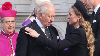 凯特查尔斯温柔相拥!为爱狙杀柯克枪手,却被爱出卖?甜蜜短信变铁证!