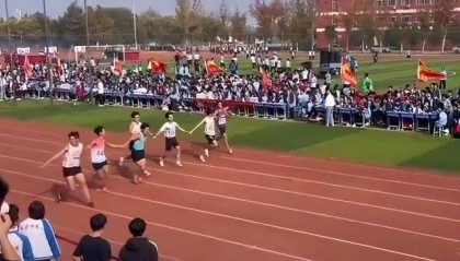 网传8名学生运动会携手冲刺被开除 教育局：不存在