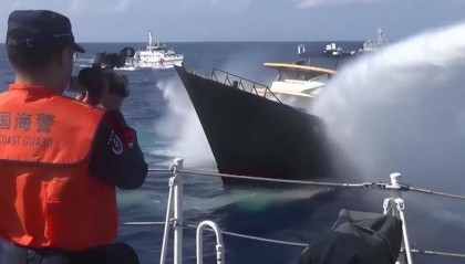 菲船白旗求饶后,黄岩岛暗战升级!美国沉默,菲方不敢再提“动武”