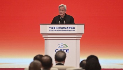 脱掉皮衣穿上唐装!黄仁勋用中文致辞不到10句“破功”,英伟达已收到大量H20芯片订单