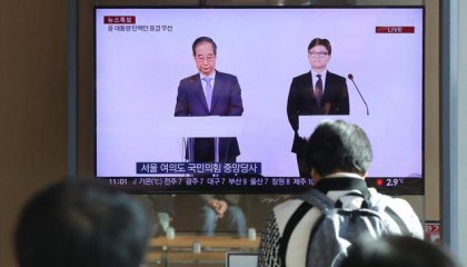 韩国执政党党首与国务总理:总统将不再参与国政