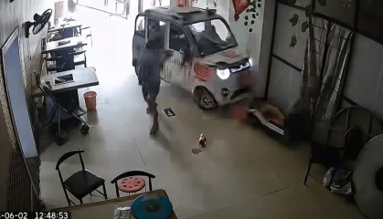 “老头乐”失控撞进餐馆,姐姐在1岁妹妹被撞前一刻抱走!老板:司机六十来岁,把油门当刹车踩了