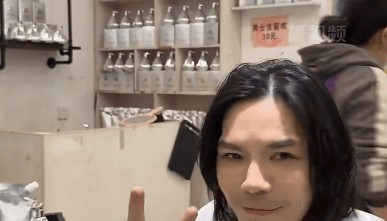 向佐真的来找晓华理发了!花了3个多小时,新发型出炉
