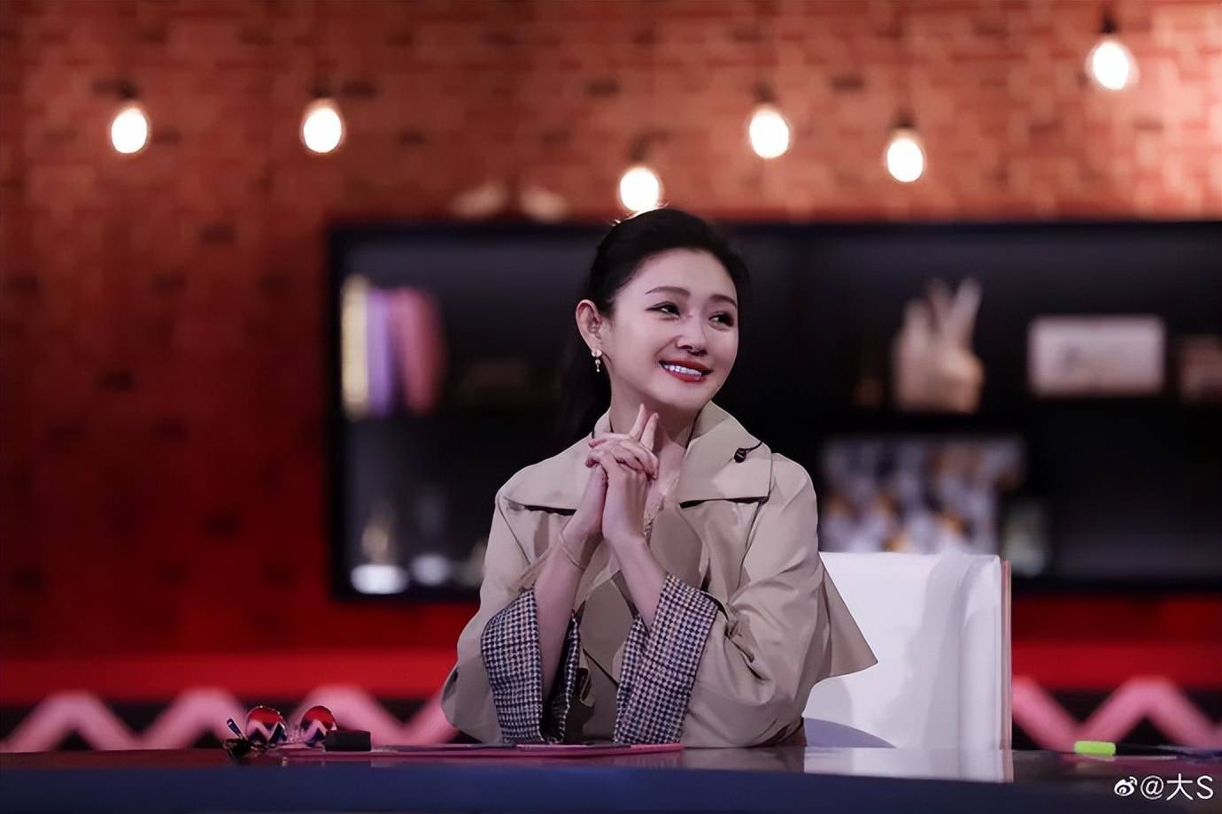 S妈回应大S雕像进度，大赞女婿具俊晔重情重义：雕像或明年完成，图纸是他画的
