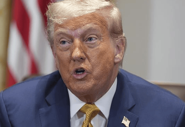 中方连抛3820亿美债，美国担忧的事来了，关键时刻巴菲特清空中企股票，信号不简单