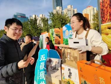 “齐鲁粮油”六进系列活动走进青岛,山东煎饼颠覆中外游客味蕾