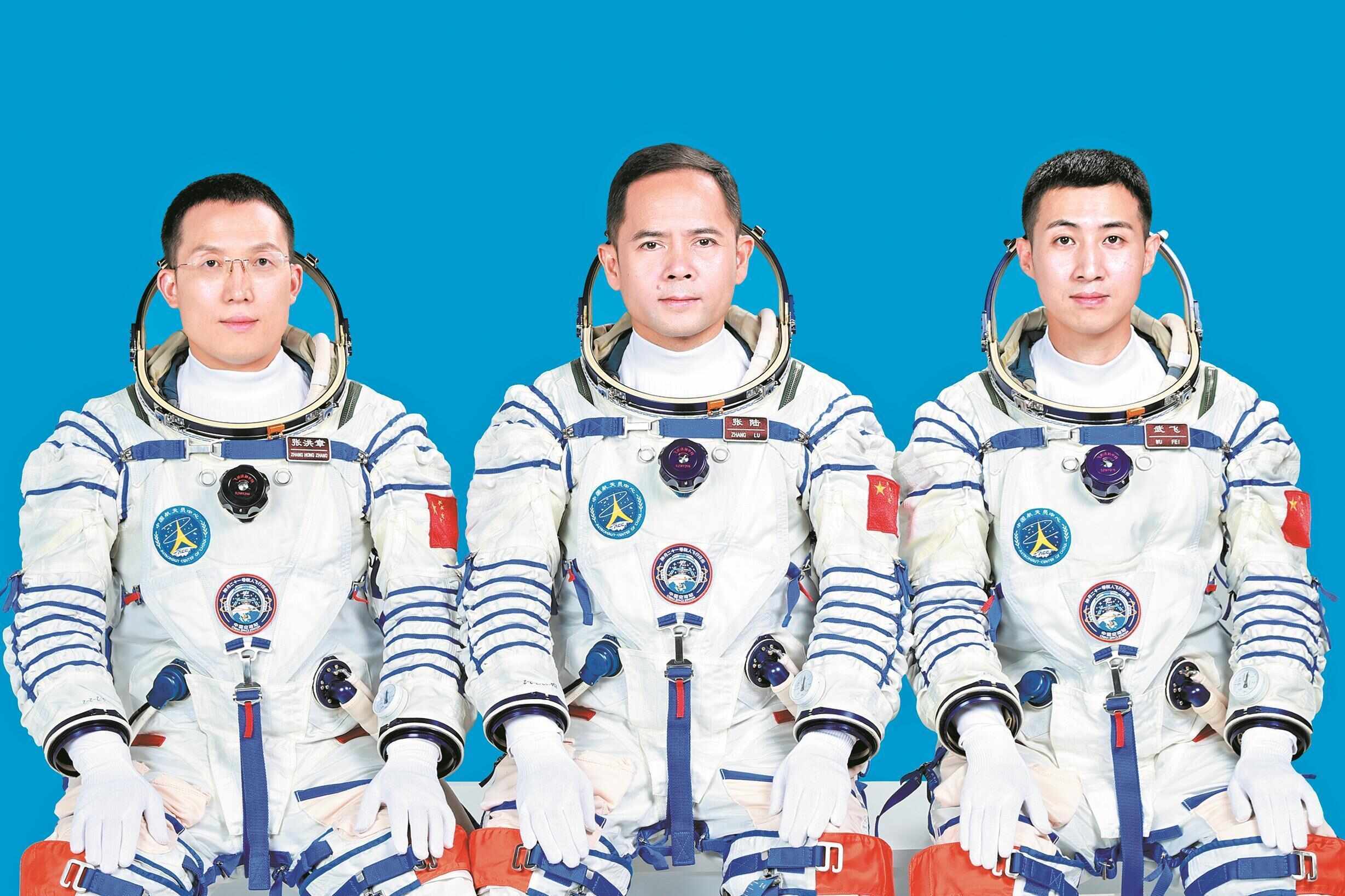 瞄准今天23时44分发射 神舟二十一号航天员乘组亮相