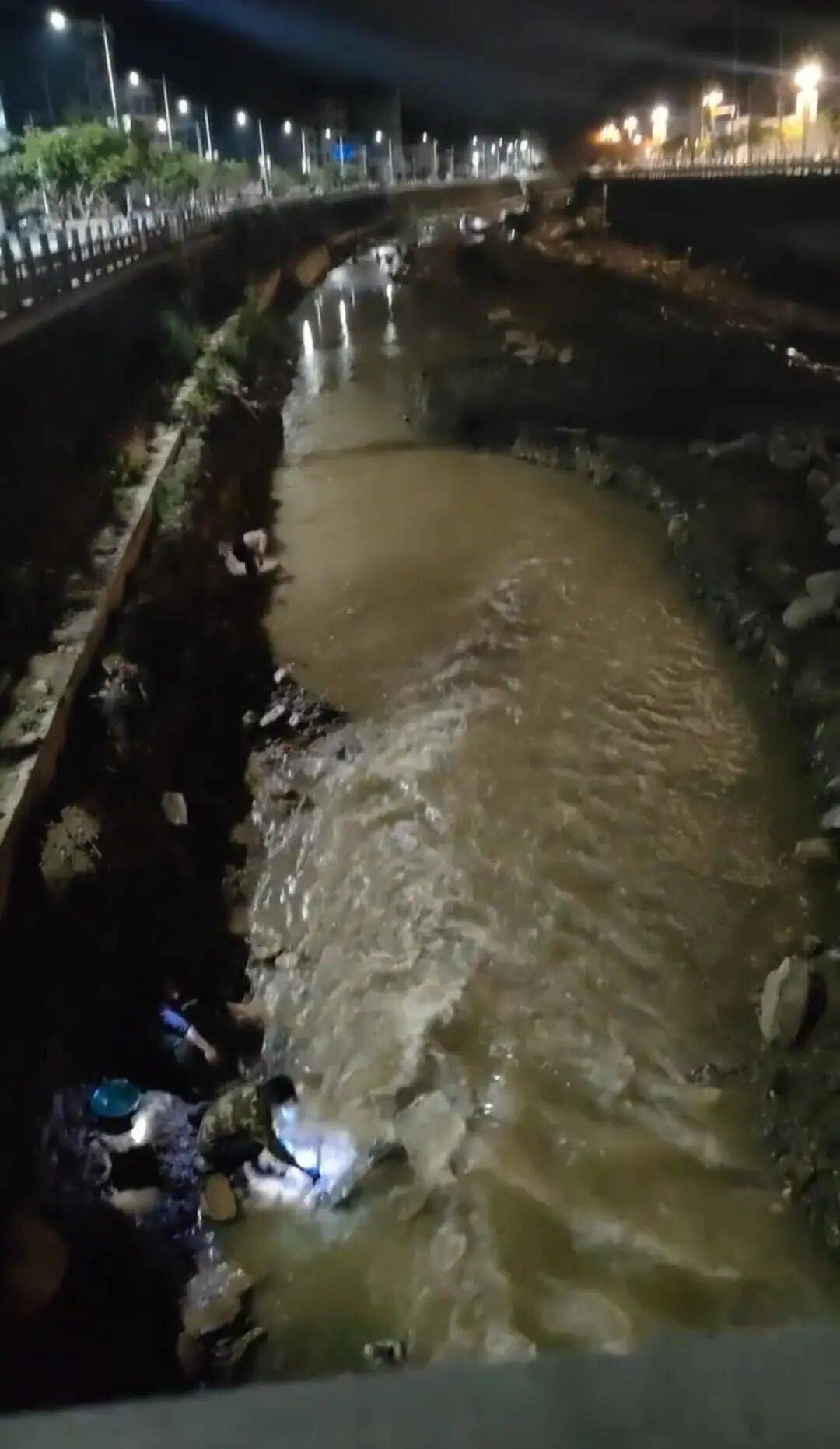 “一盆就出了5克多”!河道内挤满人,半夜冒严寒淘金!当地政府曾多次明令禁止