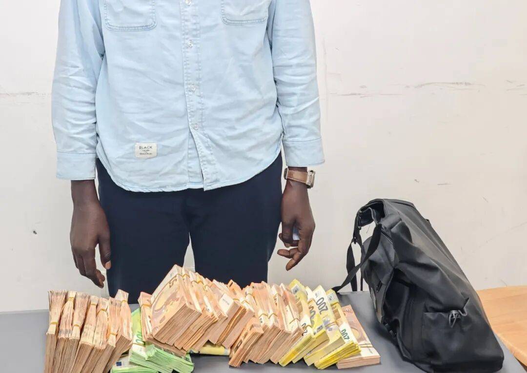 成捆的欧元现金就放在背包里装着，折合人民币超186万元，旅客入境时被广州海关查获